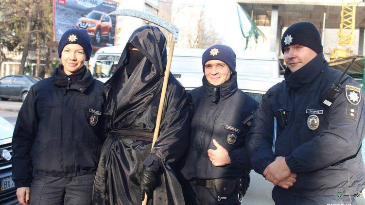 В Хмельницком полиция решила бороться с аварийностью на дорогах с помощью "Смерти с косой", источник фото: facebook.com/pg/khmelpolice