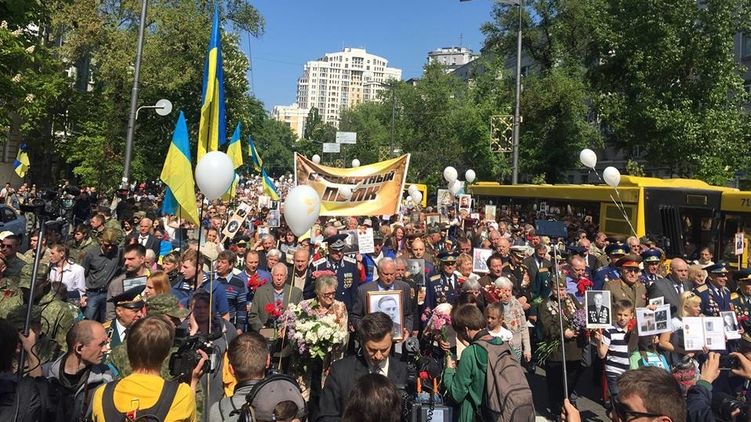 Третий год подряд акция "Бессмертный полк" в Киеве собирает тысячи участников. Фото: Страна