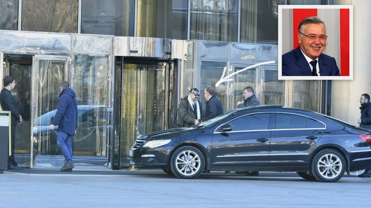 Анатолий Гриценко ездит с водителем и телохранителем, фото: Аркадий Манн, "Страна"
