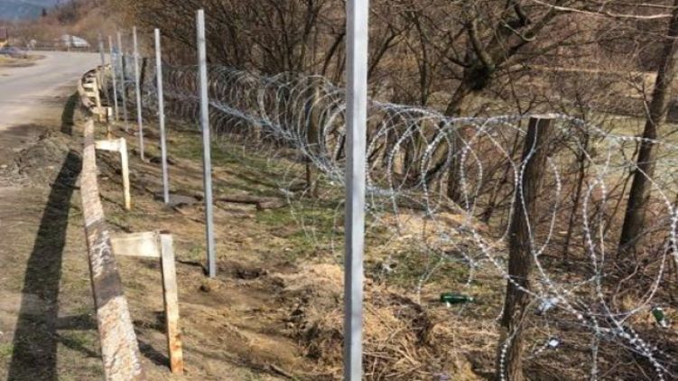 На границе с Румынией тянут "сетку" от сигаретчиков. Местные уверены - это пиар власти. Фото: mukachevo.net