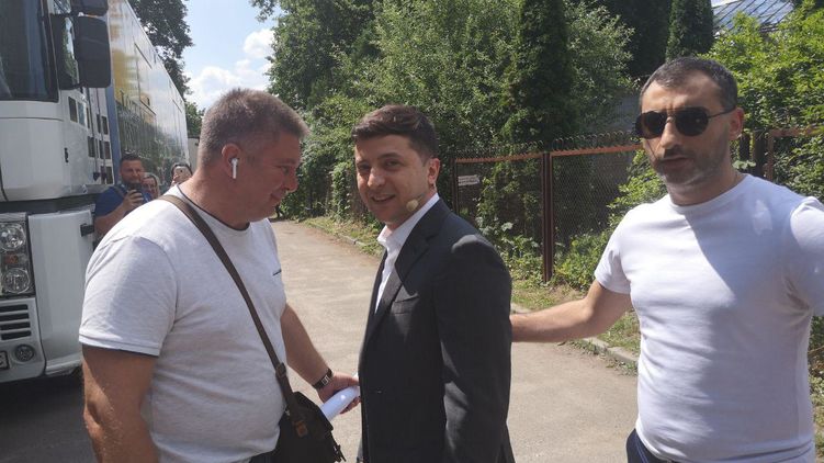 Президент Владимир Зеленский окружил себя преданными людьми, которые пришли и в его партию "Слуга народа", фото: "Страна"