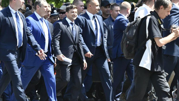 Команда Владимира Зеленского (в центре) двигается к полной власти в стране, фото: Аркадий Манн, "Страна"