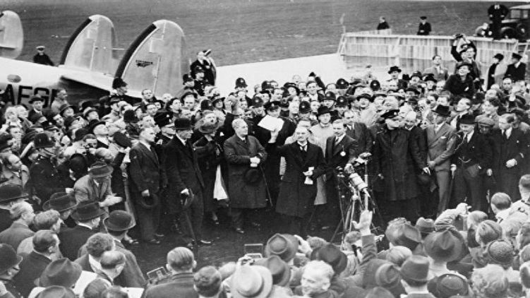 Британский премьер Чемберлен после возвращения из Мюнхена в Англию, фото: wikipedia.org