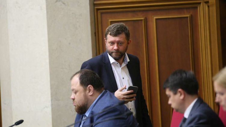Александр Корниенко (в центре) готов сменить Дмитрия Разумкова на посту главы президентской партии "Слуга народа", фото: Информационное управление Верховной Рады, rada.gov.ua