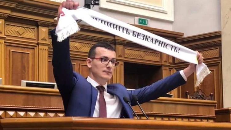 Сергей Томиленко, глава НСЖУ на трибуне Рады с плакатом "Остановите безнаказанность"