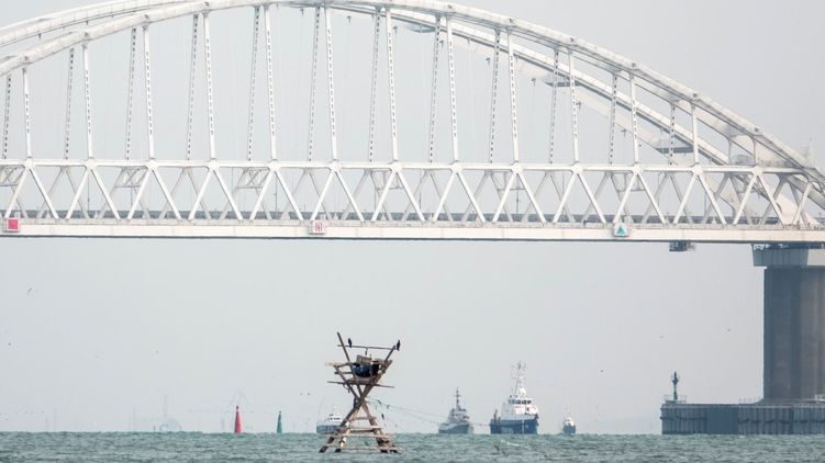 Корабли украинских ВМС россияне буксируют через Керченский мост. Фото "Крым реалии"