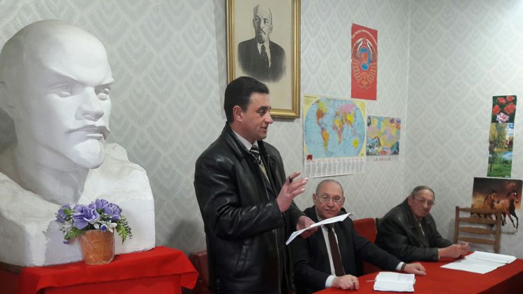 Эдуард Матюха между бюстом и портретом Ильичу. Фото - Компартия "ДНР"