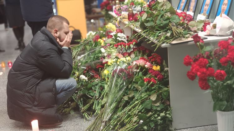 Муж погибшей бортпроводницы Юлии Сологуб в аэропорту "Борисполь", фото: Volodymyr Runets/Facebook