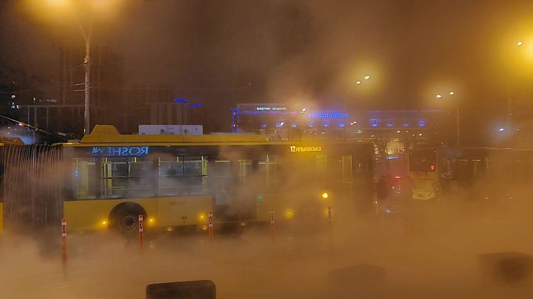 Бушующее море кипятка вокруг Океан Плазы в Киеве, фото: Страна