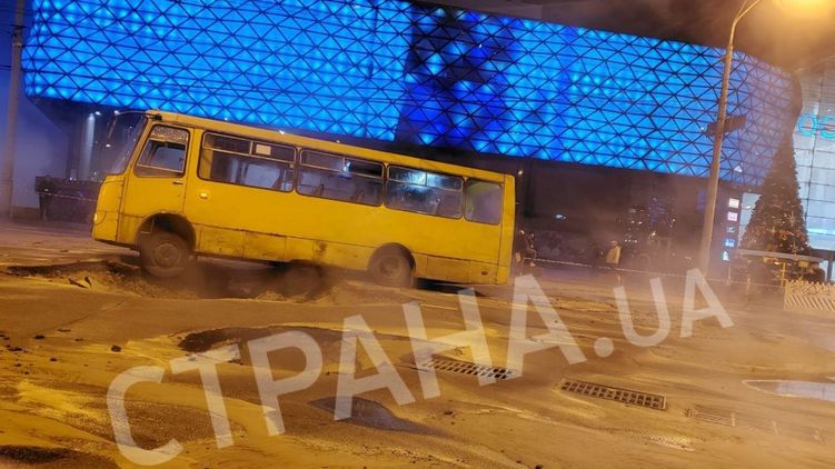 Возле ТЦ Ocean Plaza провалился асфальт