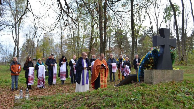 Польские активисты у памятника в 2019 году. Фото: nasze-slowo.pl