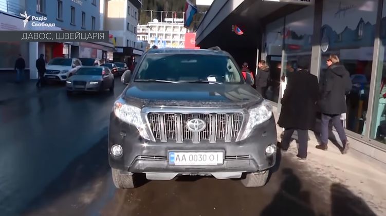 Член украинской делегации в Давосе нарушил правила праковки. Скриншот: YouTube