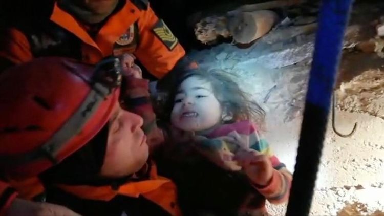 Спасатели достали двухлетнюю девочку из-под завалов. Фото: NTV