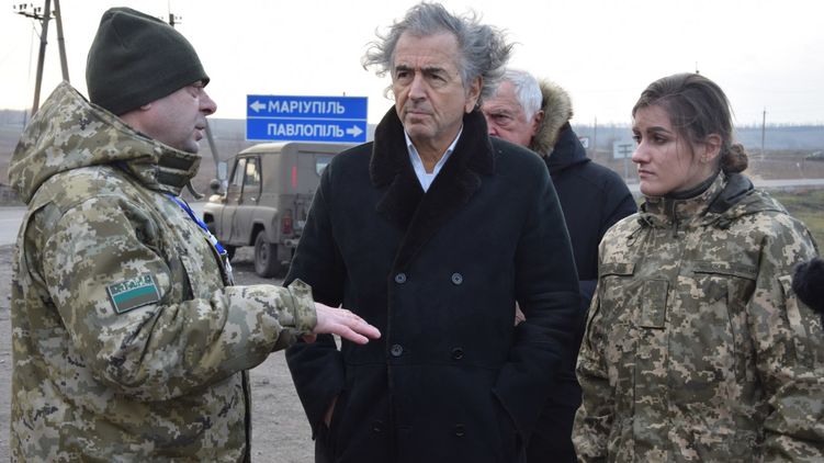 Бернар-Анри Леви на линии разграничения на Донбассе. Фото: dpsu.gov.ua