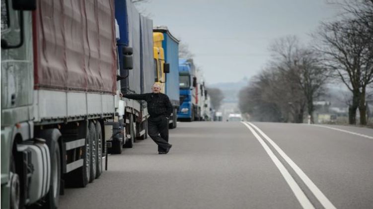 Перевозчики не пропускают грузовики, которые хотят въехать в Словакию и из нее уехать. Фото: Wojciech Pacewicz /PAP