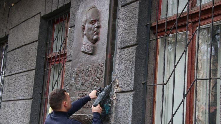 В Одессе убрали барельеф маршалу Жукову