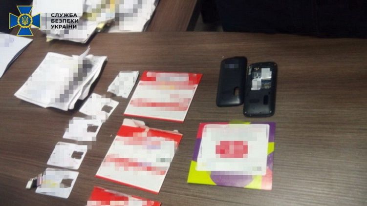Изъятые у женщины вещдоки. Фото: ssu.gov.ua