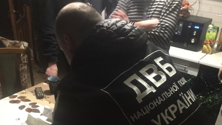 В Николаеве полицейские занялись продажей "травки". Фото: Нацполиция Украины