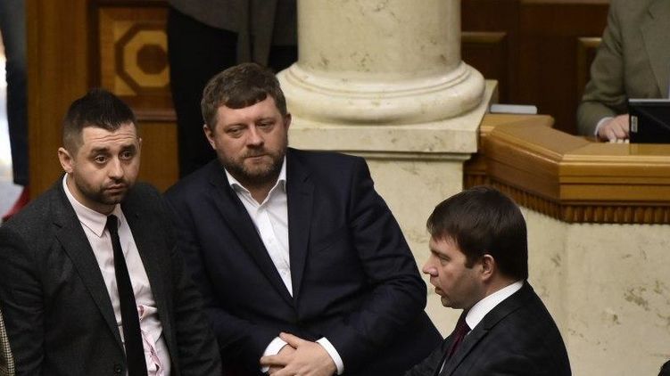 Давид Арахамия (слева) не знает кто открыл огонь первым у Золотого, фото: Cтрана