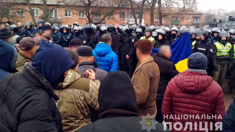 Столкновения в Новых Санжарах приобрели массовый характер. Фото: pl.npu.gov.ua