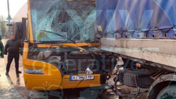 По меньшей мере 12 человек пострадали в результате ДТП. Фото: Киев.Оперативний