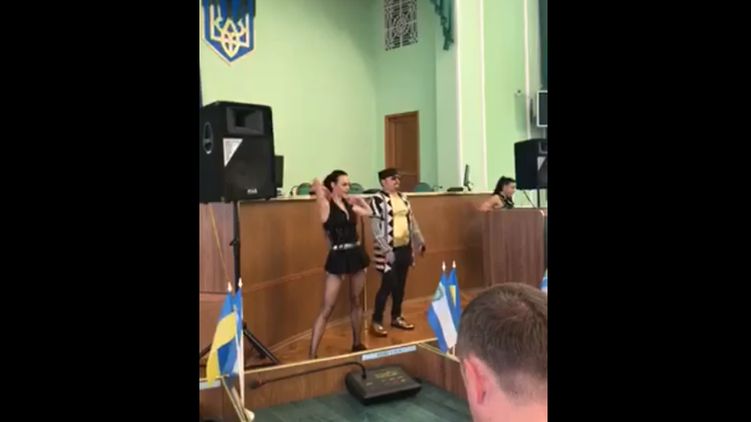 В Херсонской ОГА на 8 марта танцевали девушки в откровенных нарядах. Скриншот: Facebook/ Maryna Khromykh