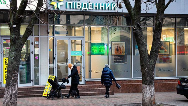 НБУ для стабилизации курса вынужден объявить аукцион, так как обычные продажи еще сильнее разжигали панику Фото: Страна. ua