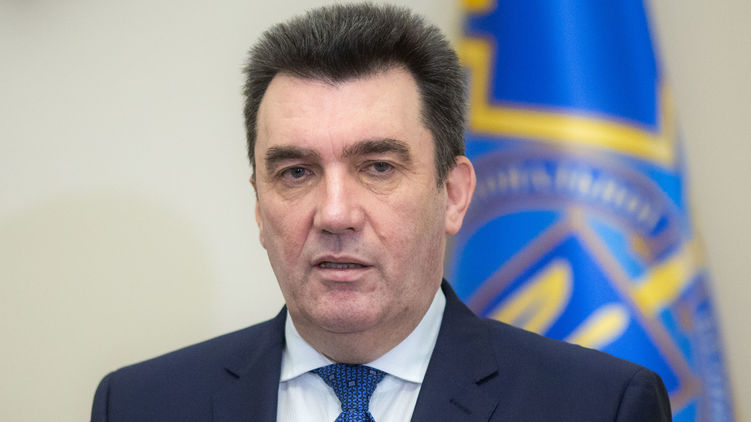 Данилов обещает не отправлять на карантин, а лишь тестировать. Фото: rnbo.gov.ua