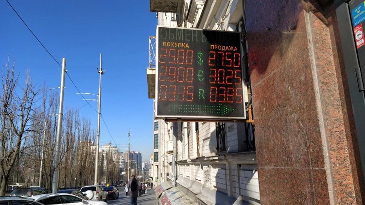 Курс доллара уже уверенно выше 27 гривен в обменных пунктах. Фото "Страны"