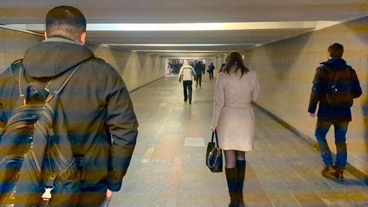 Метро Лесная - пассажиров меньше, но подземка работает. Фото: Страна.ua