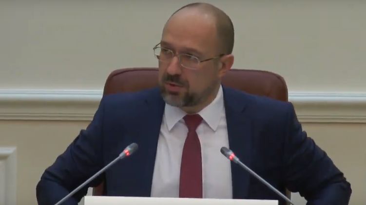 Денис Шмыгаль поручил главам ОГА обеспечить вывоз людей с вокзалов. Скриншот: YouTube/ КабМін