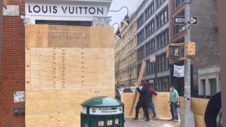 Магазин Louis Vuitton в Нью-Йорке забивают досками на время карантина. Фото: instagram