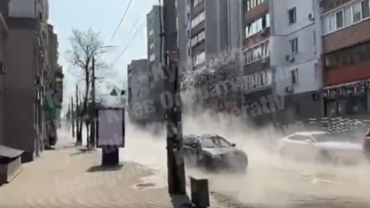 В Киеве прорвало трубу и залило улицы горячей водой. Скриншот