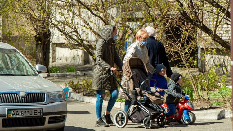 Украинцам запретили гулять с детьми в парках, потому что они не соблюдали бы мер безопасности. Фото: "Страна"