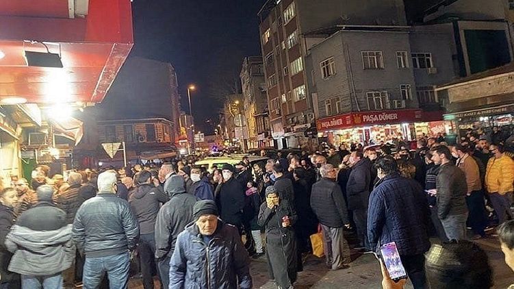 В Турции за два часа до начала комендантского часа люди массово пошли в магазины. Фото: TourDom