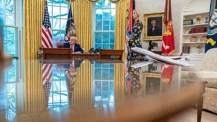 Президент США Дональд Трамп с дочерью в кабинете. Фото: instagram.com/ivankatrump