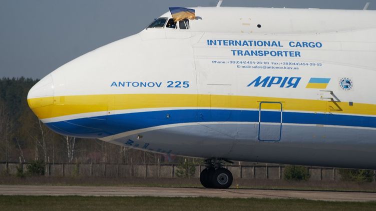 Самолет "Мрія", который привез маски в Украину. Фото Офиса президента