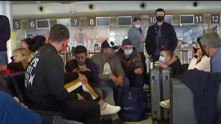 Чартер с заробитчанами в Лондон сначала заблокировали, но потом таки выпустили. Фото: стопкадр с видео "1+1"