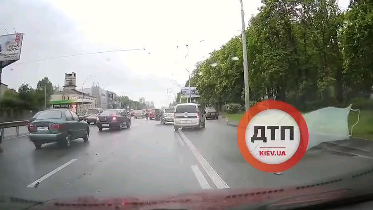 Поврежденные микроавтобусом легковушки (слева). Скриншот из видео