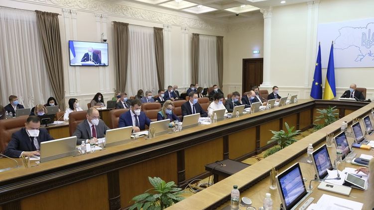 Кабмин обязал работников торговли использовать средства защиты рук. Фото: пресс-служба Кабмина