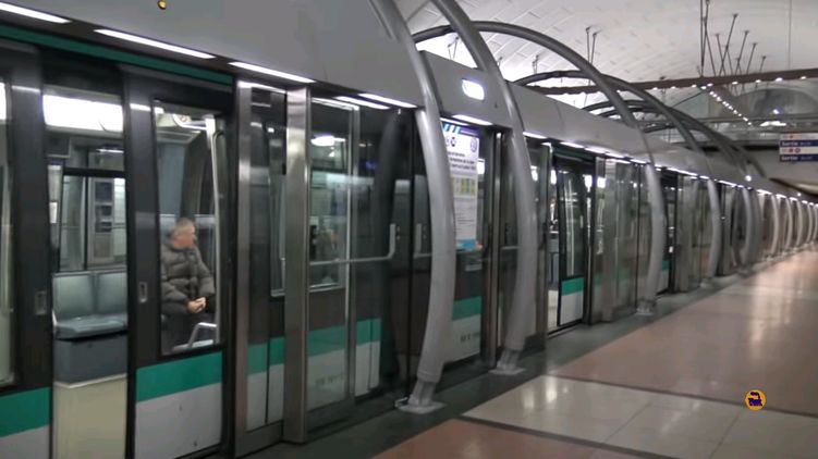 Метро в Париже работу не прекращало. Скриншот из видео