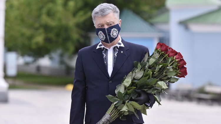 Нардеп Петр Порошенко в маске-вышиванке от студии "Гойра", фото: Изым Каумбаев, "Страна"