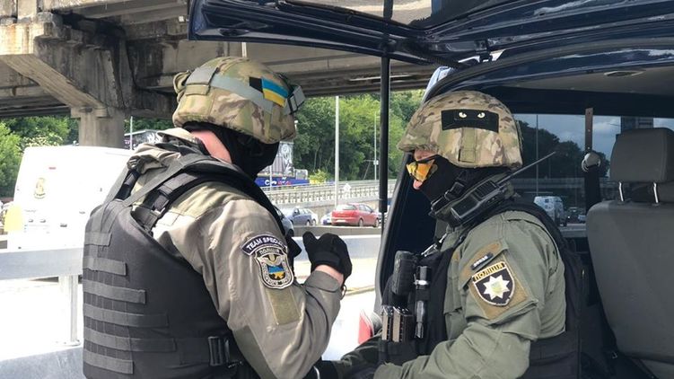 В Киеве заминировали мост Метро. Фото: facebook.com/UA.KyivPolice