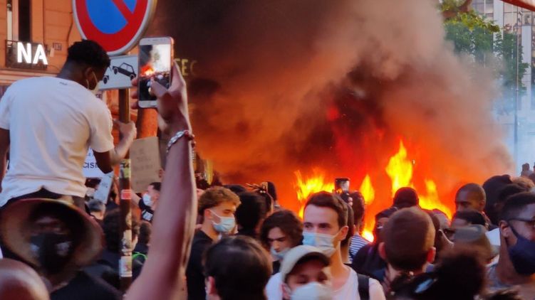 В Париже устроили костер из двухколесного транспорта. Фото: Телеграм/ РИА Новости