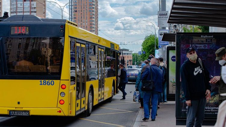В КГГА анонсировали работу специальных маршрутов общественного транспорта в поминальные дни. Фото: Страна