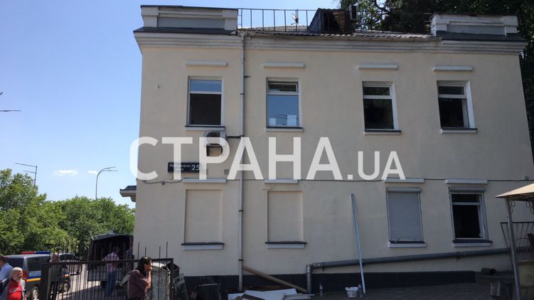 После пожара в здании Главного следственного управления Нацполиции документы сушат на улице. Фото: "Страна"