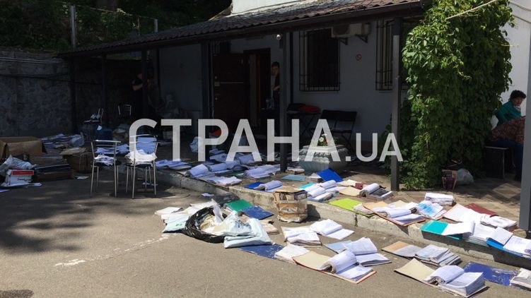 После пожара в ГСУ Нацполиции в Киеве документы, залитые водой, сушили на солнце. Фото: "Страна"