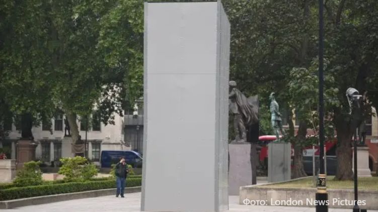 Протестующие против расизма забрались на монумент Черчиллю. Фото:Фото: London News Pictures