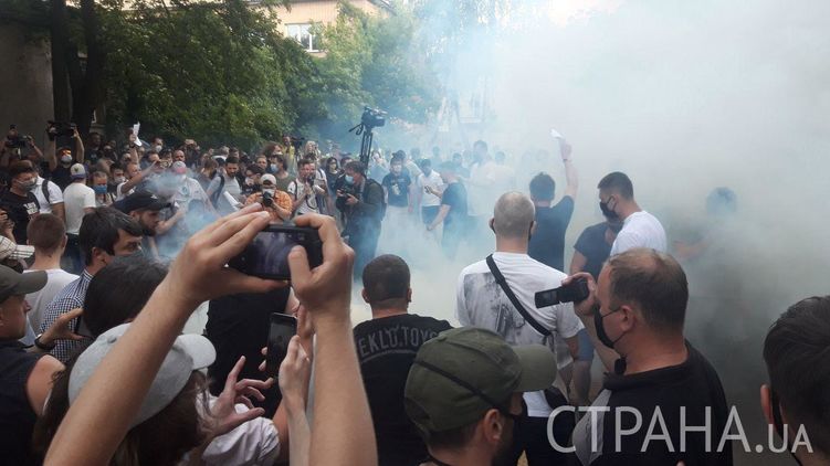 Перед зданием суда бушевали сторонники Стерненко. Фото: Страна