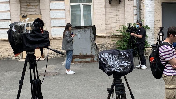 Под судом, где выбирают меру пресечения для фигурантов скандала о взятке в $6 млн все тихо. Фото: Страна